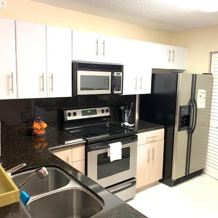 Appartamento Renovated 2/2 Unit At Yacht Club/Aventura Esterno foto