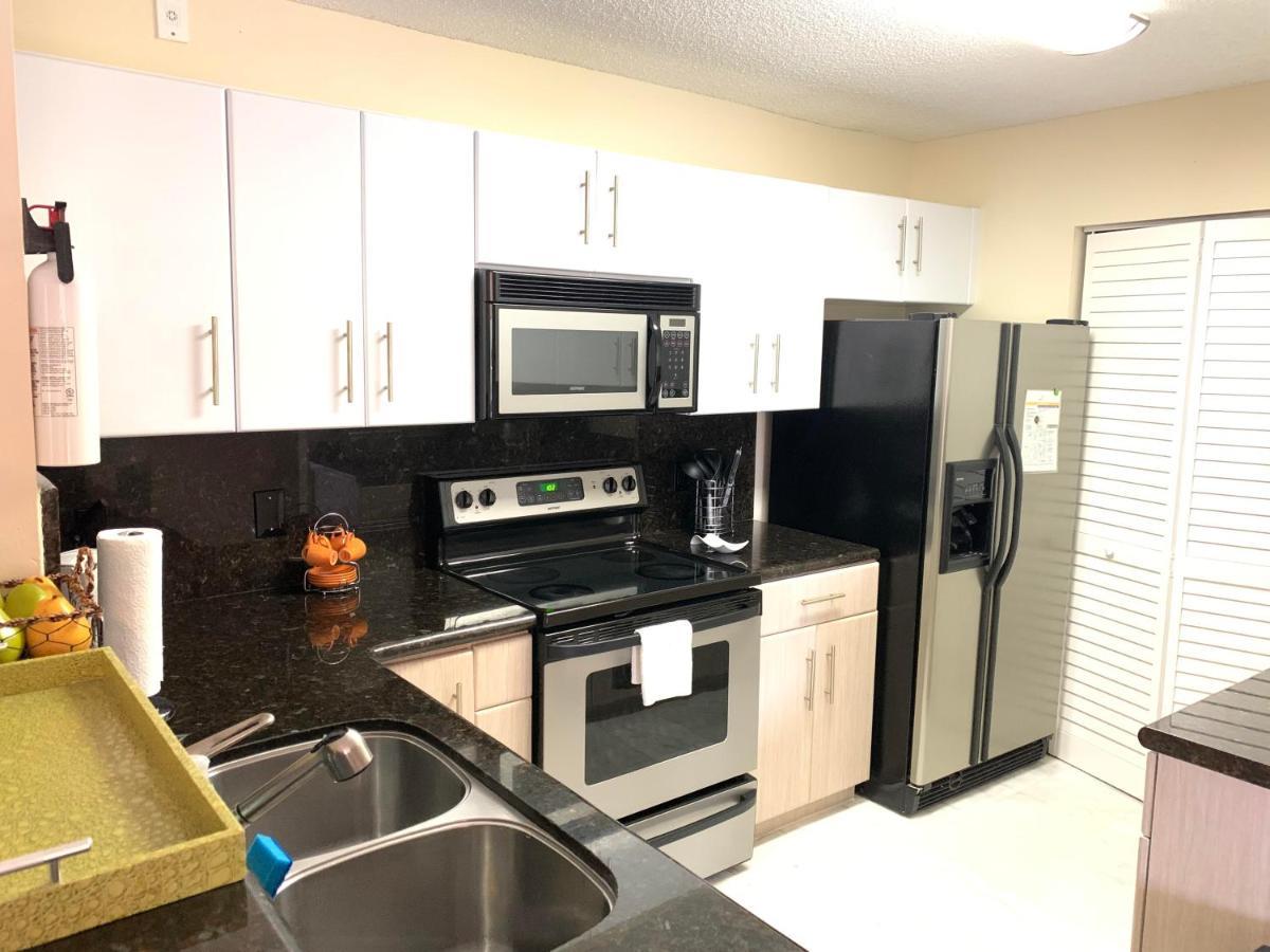 Appartamento Renovated 2/2 Unit At Yacht Club/Aventura Esterno foto