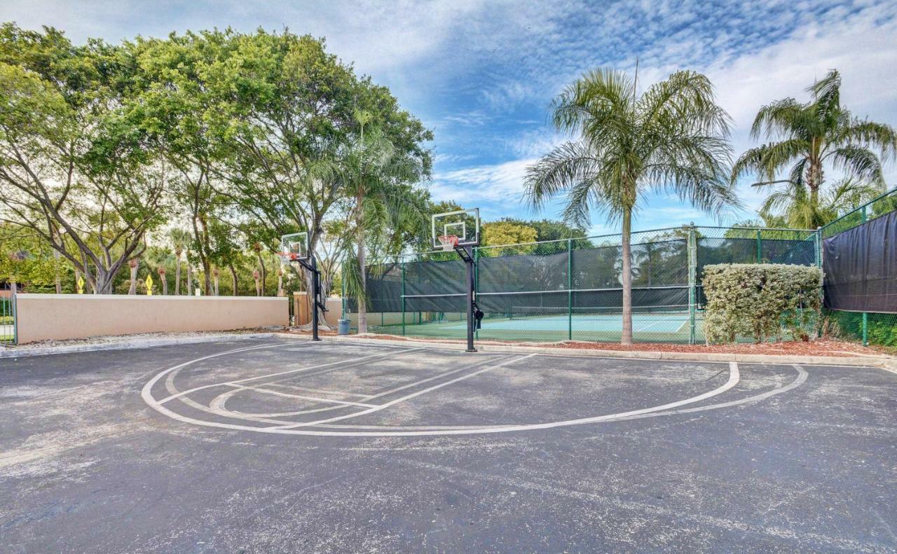 Appartamento Renovated 2/2 Unit At Yacht Club/Aventura Esterno foto