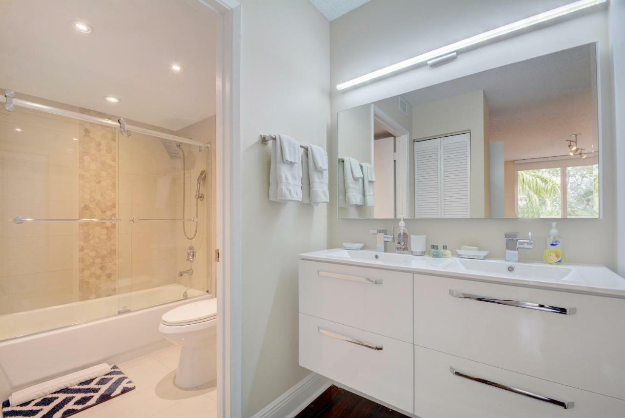 Appartamento Renovated 2/2 Unit At Yacht Club/Aventura Esterno foto