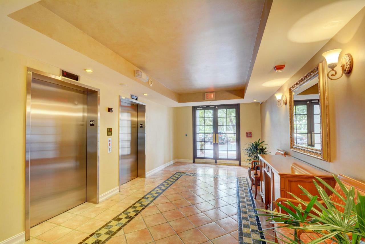 Appartamento Renovated 2/2 Unit At Yacht Club/Aventura Esterno foto